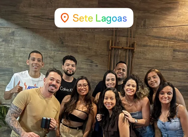 Paulo Dias com alunos em encontro presencial